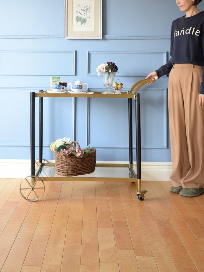 アンティーク調のワゴンテーブル