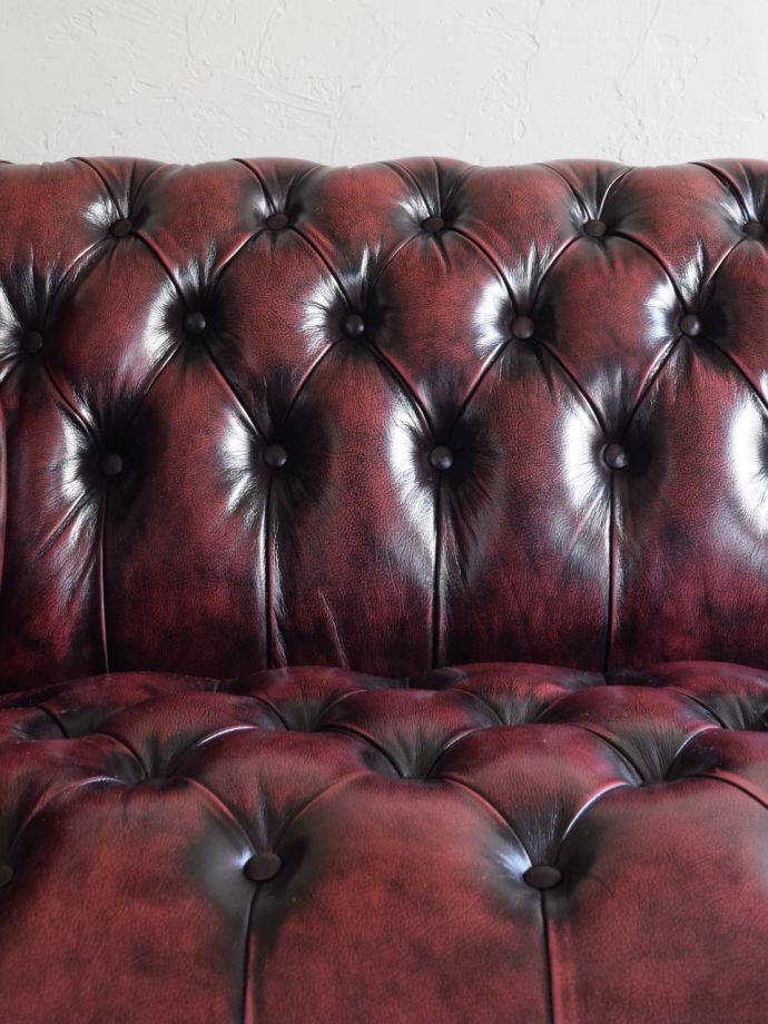 ボタンダウンの背もたれがおしゃれな椅子