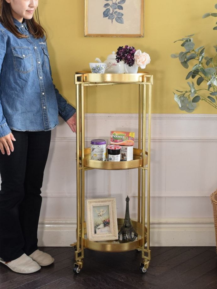 アンティーク調のワゴンテーブル