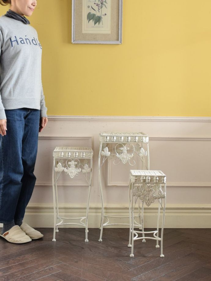 シャビーシックな白いスクエア型のフラワースタンド、フレンチスタイル