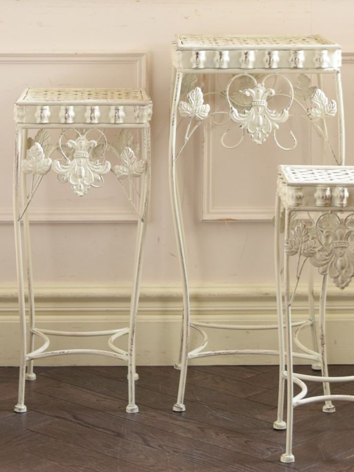 シャビーシックな白いスクエア型のフラワースタンド、フレンチスタイル