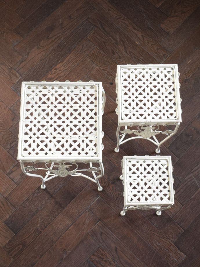 シャビーシックな白いスクエア型のフラワースタンド、フレンチスタイル