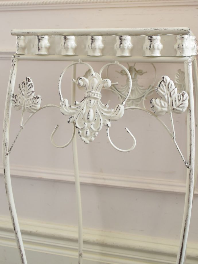 ビンテージ　シャビーペイントサイドテーブル　フラワースタンド　花台 シャビーシックな白いスクエア型のフラワースタンド、フレンチスタイル