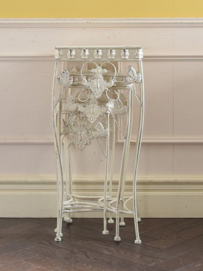 シャビーシックな白いスクエア型のフラワースタンド、フレンチスタイル