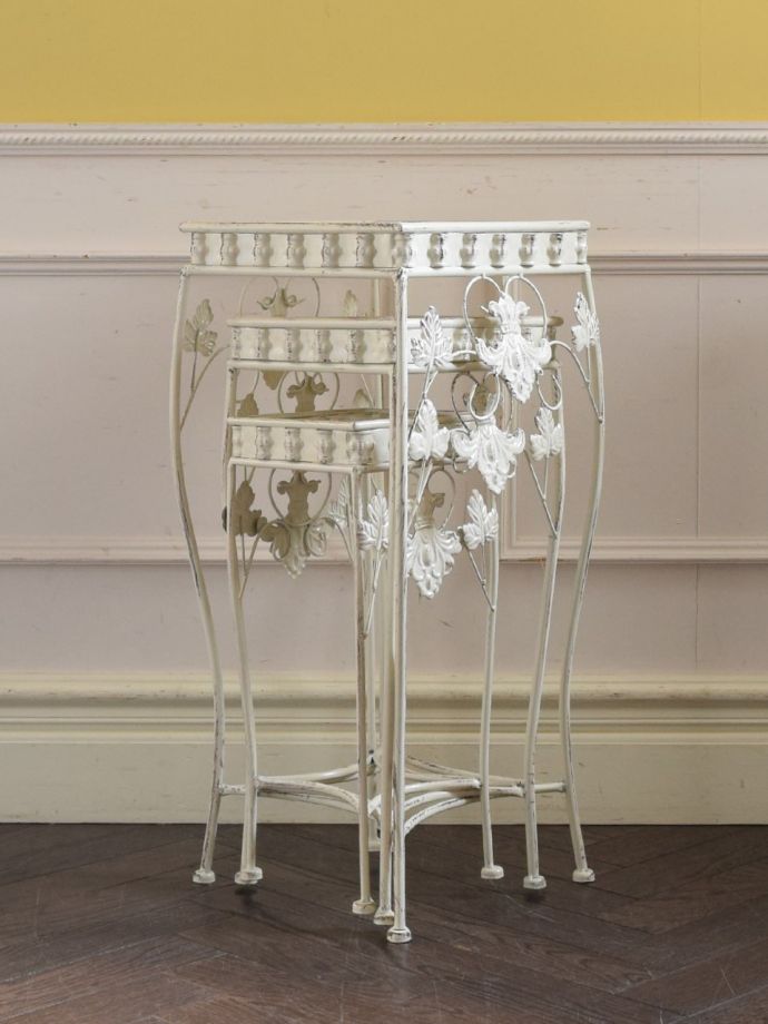 シャビーシックな白いスクエア型のフラワースタンド、フレンチスタイル