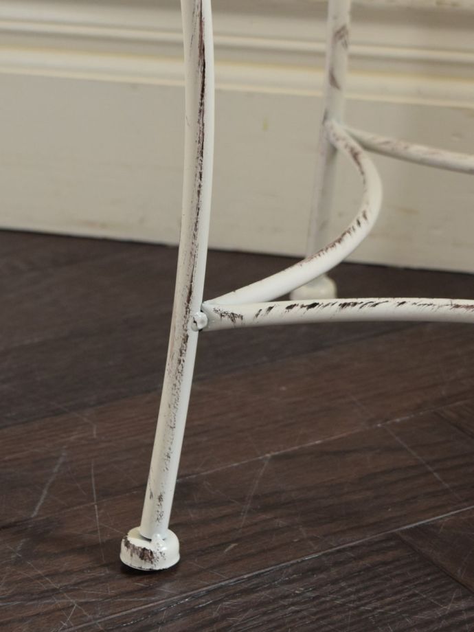 シャビーシックな白いスクエア型のフラワースタンド、フレンチスタイル