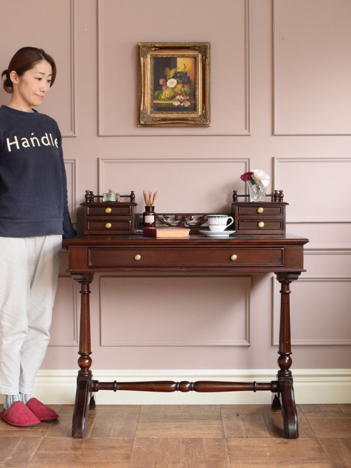 アンティーク風のおしゃれなデスク