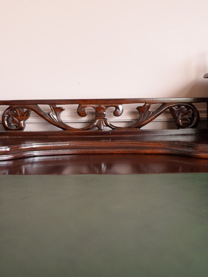 アンティーク風家具の装飾