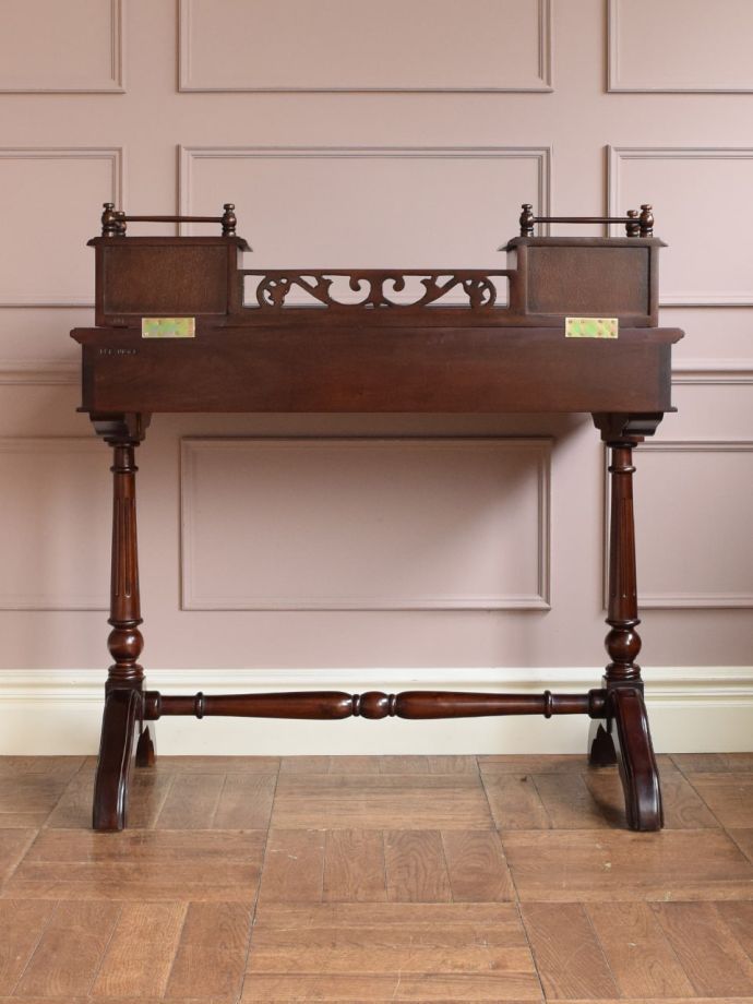 デスクの後ろ姿