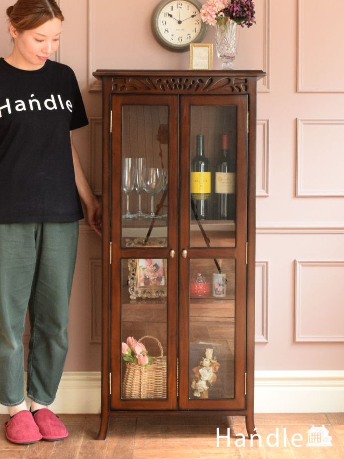 アンティーク風のおしゃれなキャビネット