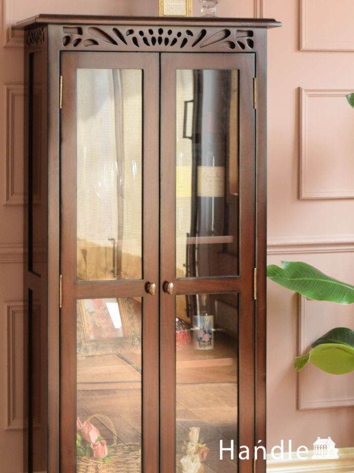 アンティーク風のキャビネット