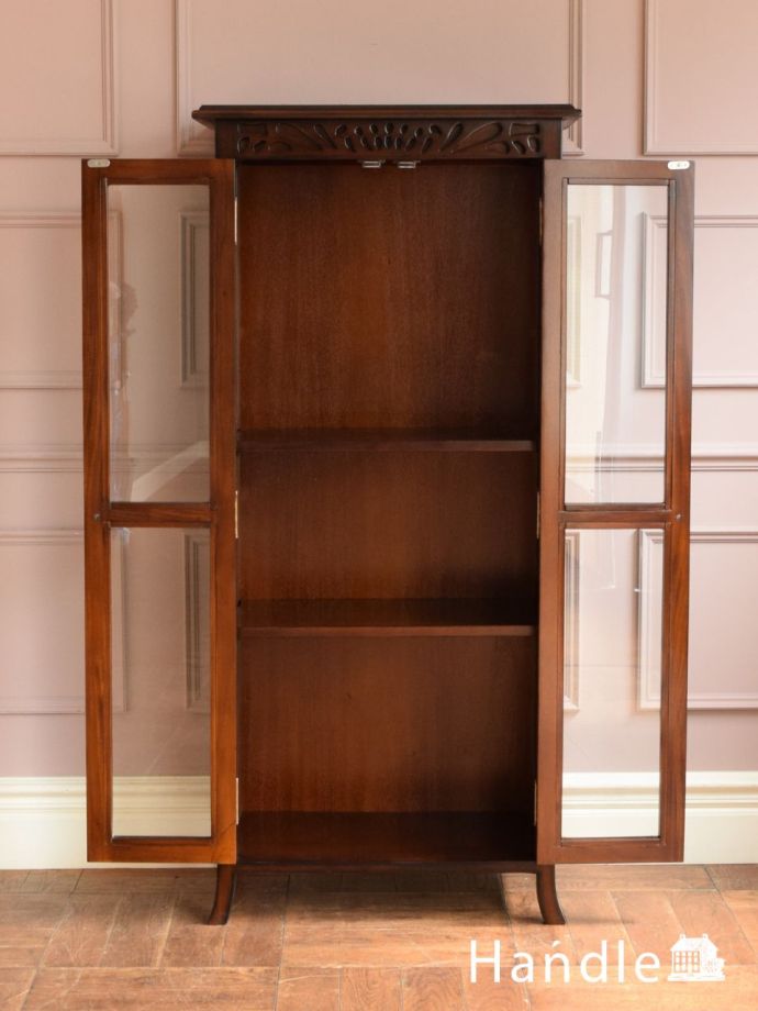 たっぷり収納できるキャビネット