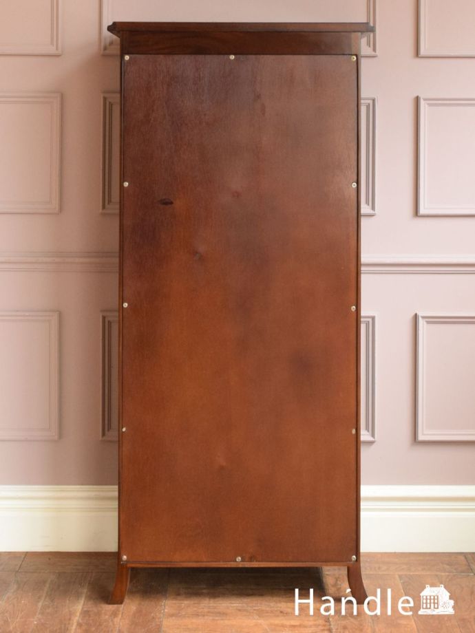 キャビネットの後ろ