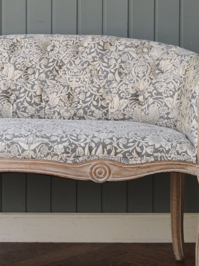 おしゃれなアンティーク風ソファ