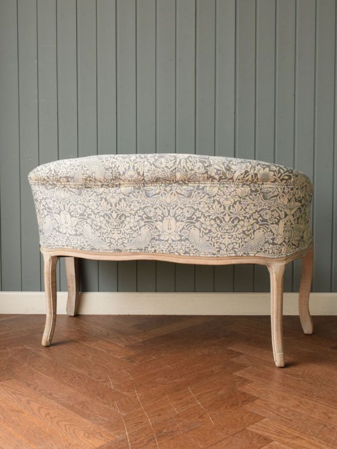 リビングソファの後ろ姿