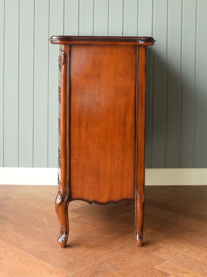 フレンチスタイルのおしゃれなチェスト、アンティーク調の4段引き出し