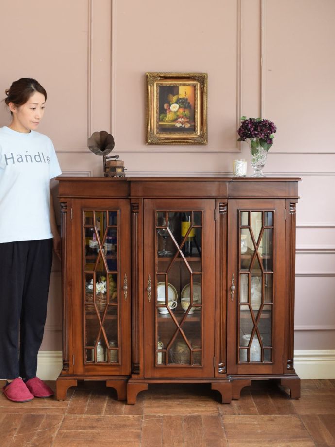 アンティーク風のおしゃれなキャビネット