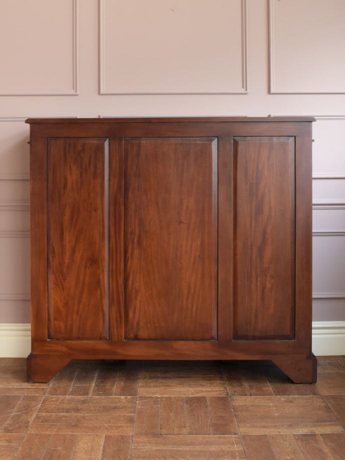 キャビネットの後ろ