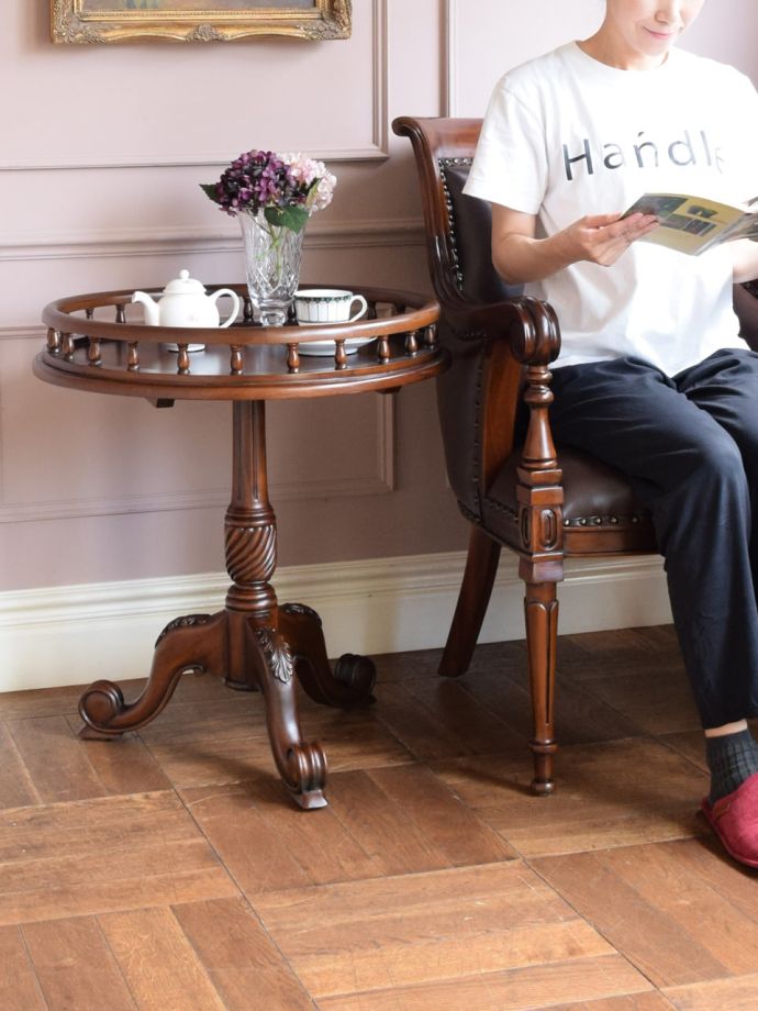 アンティーク風のオケージョナルテーブル