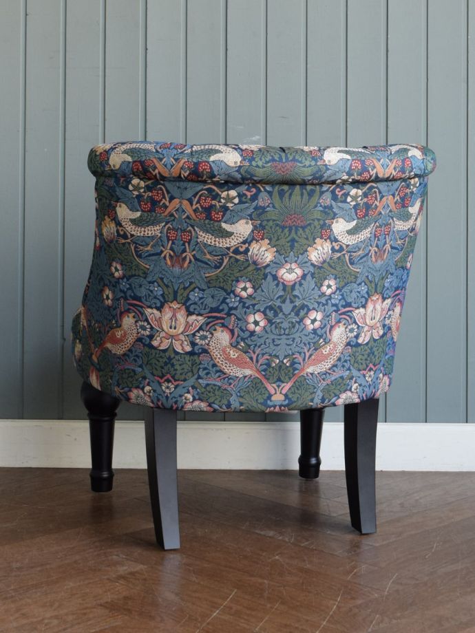 ソファの後ろ姿