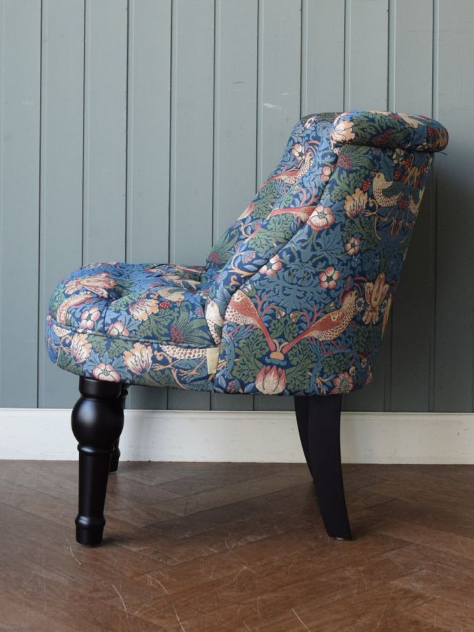 アンティーク風ソファの横