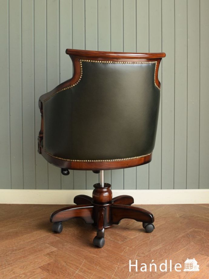 ソファの後ろ姿