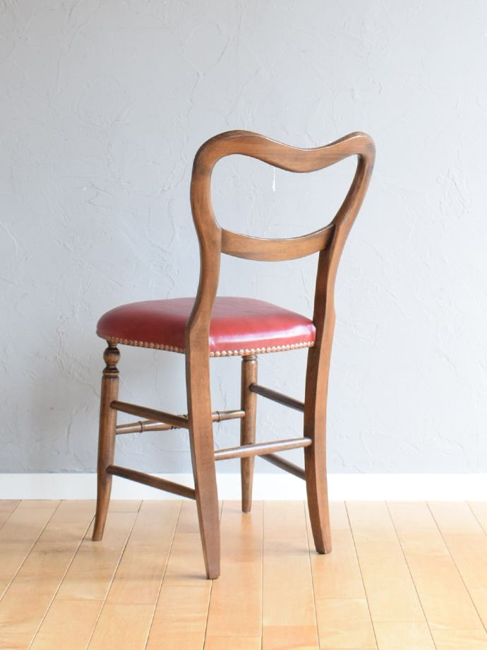 アンティーク風チェアの後ろ姿