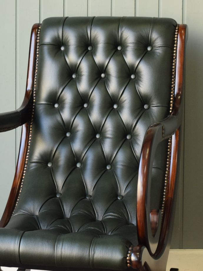 ボタンダウンの背もたれがおしゃれな椅子