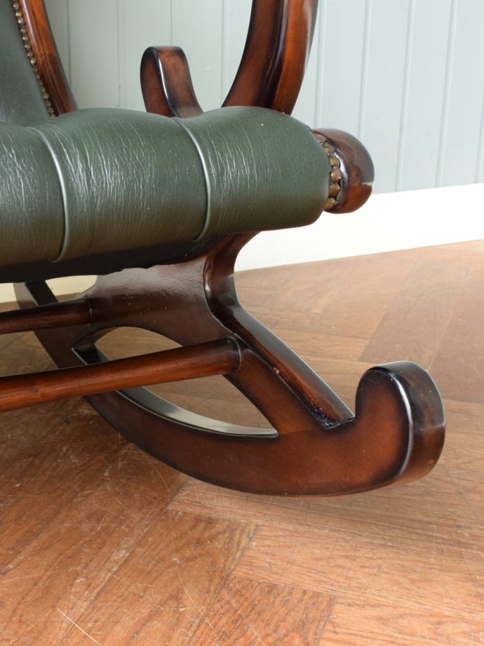 ソファの木製の脚