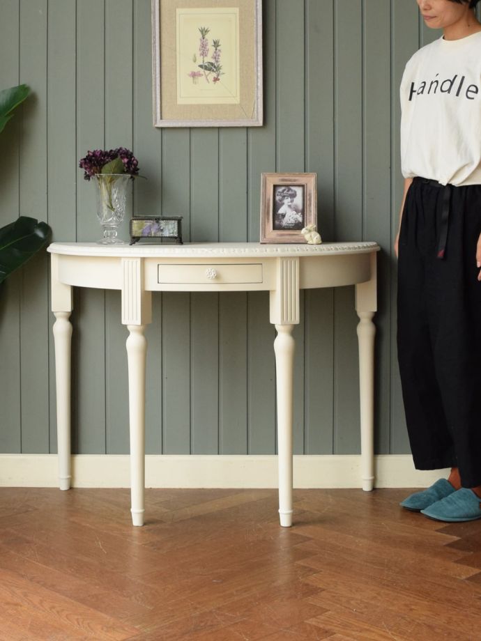 フランスアンティーク調のコンソールテーブル、シャビーシックな白い