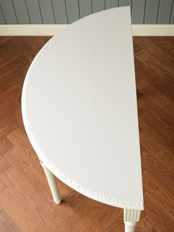 フランスアンティーク調のコンソールテーブル、シャビーシックな白い