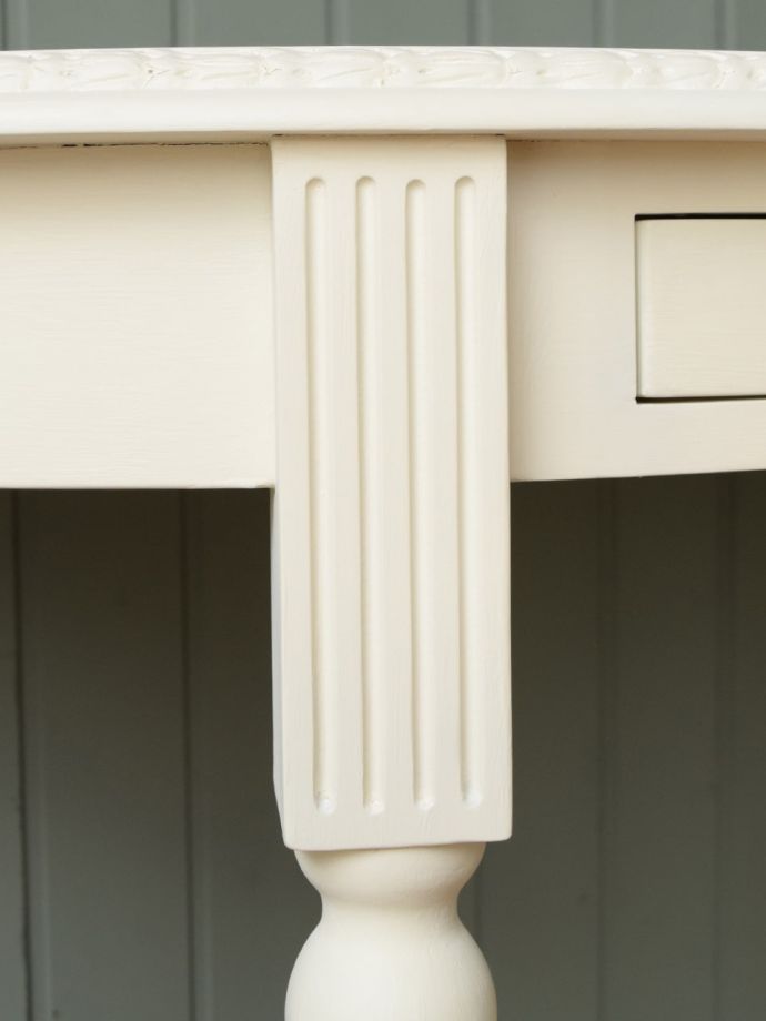 フランスアンティーク調のコンソールテーブル、シャビーシックな白い