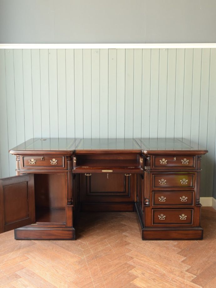 デスクの扉の中