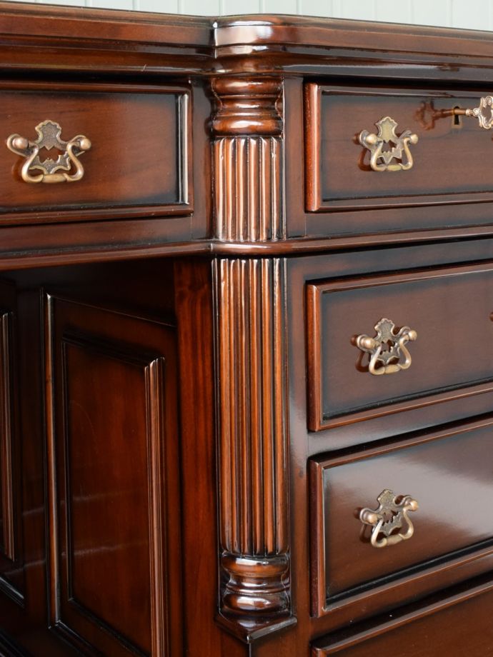 アンティーク調デスクの装飾