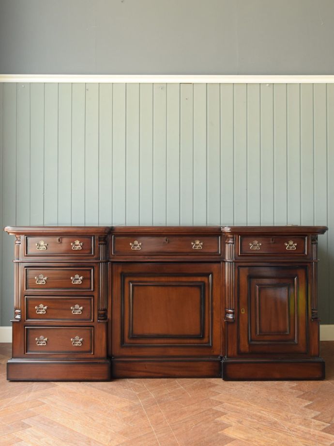 デスクの後ろ姿