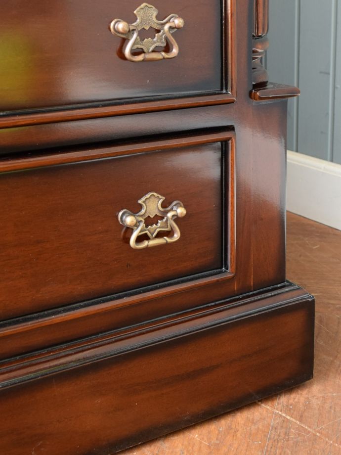 アンティーク風家具の脚