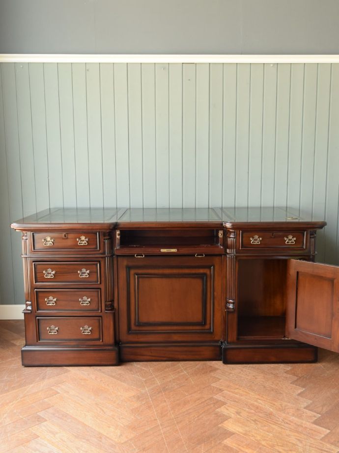 デスクの扉収納