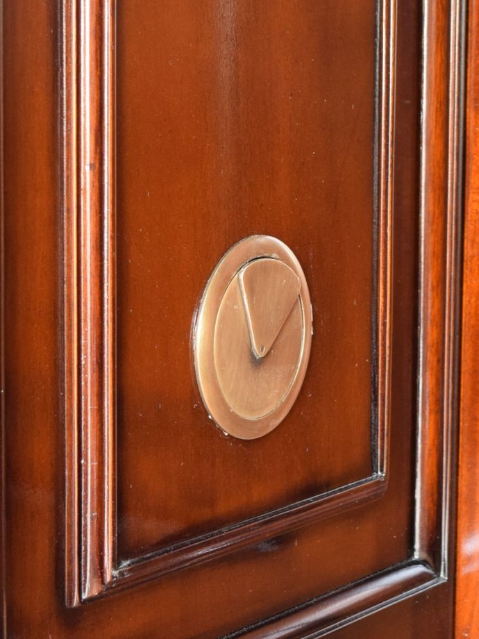 コンセントを通すコード穴がついています。