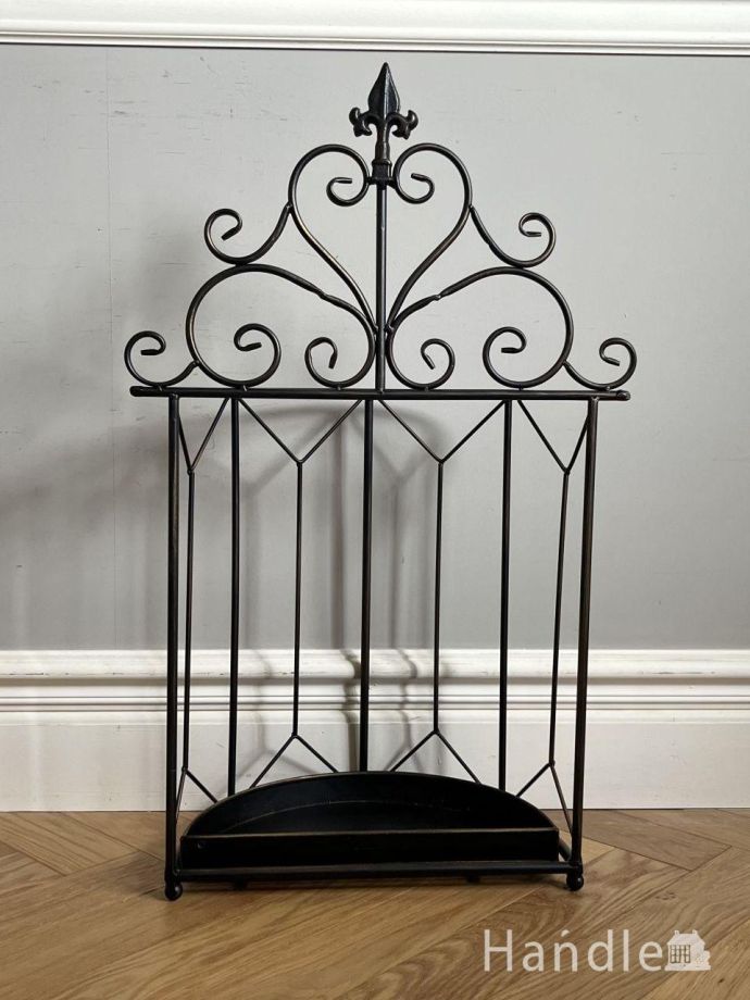 傘立ての後ろ姿