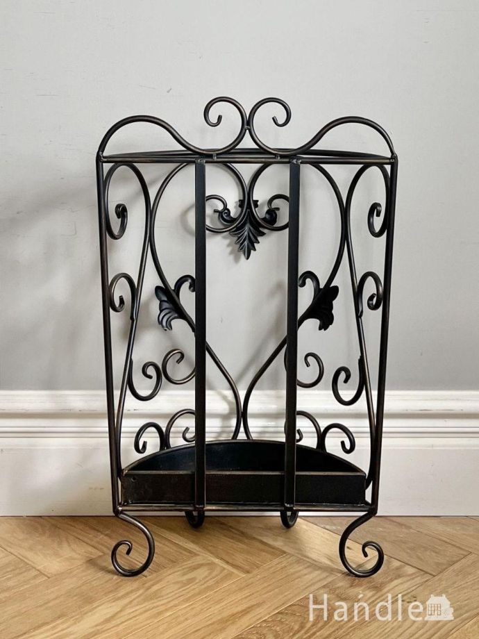 傘立ての後ろ姿