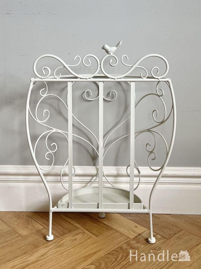 傘立ての後ろ姿