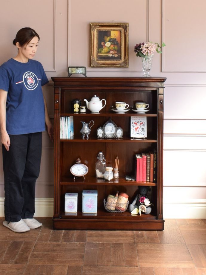 アンティーク風のオープンキャビネット