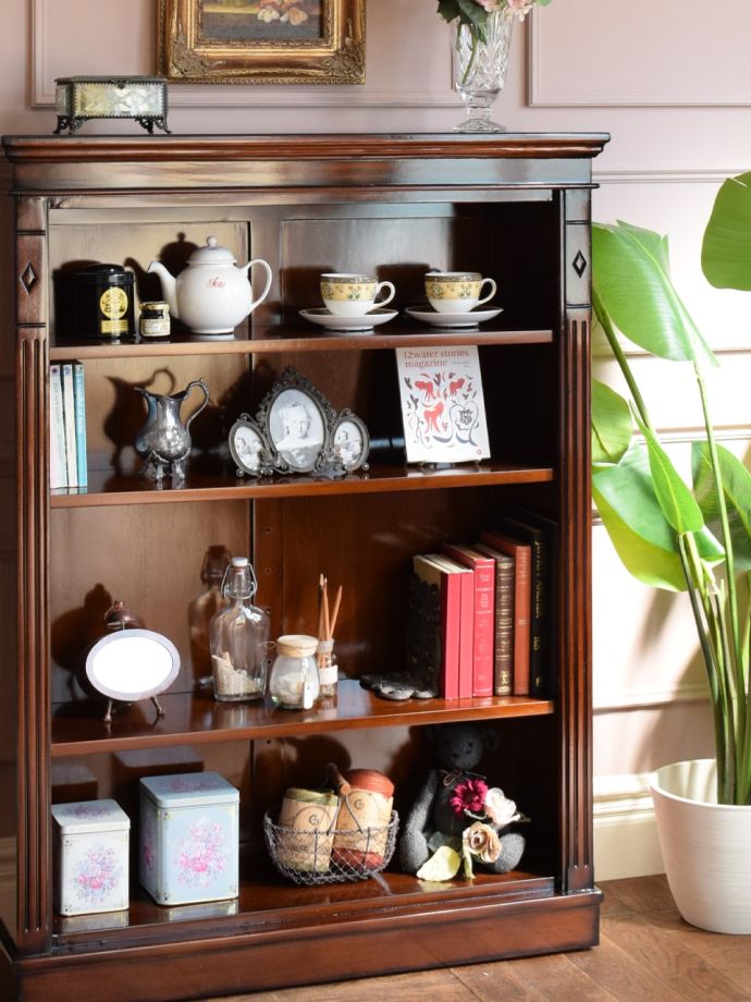 アンティーク風のオープンシェルフ