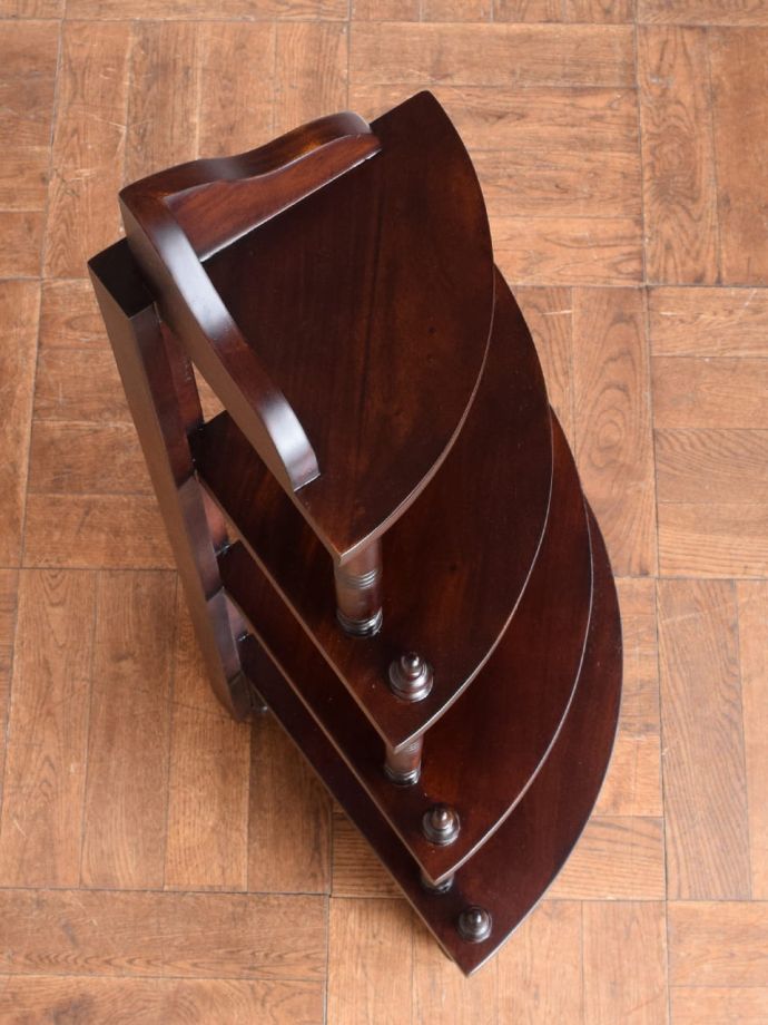 上から見ると1/4のお月様が見えます