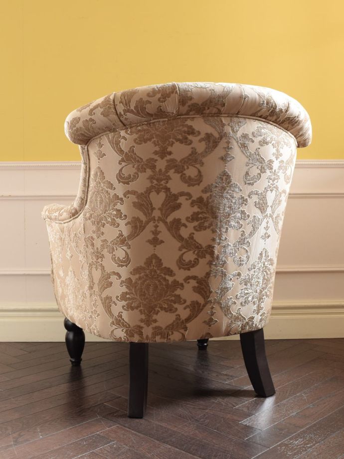 ソファの後ろ姿