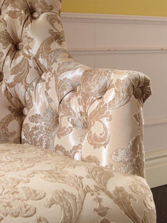 ソファのアーム部分