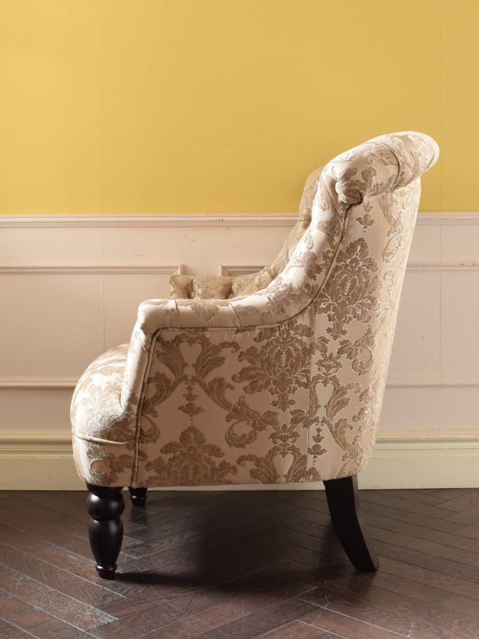 アンティーク風ソファの横