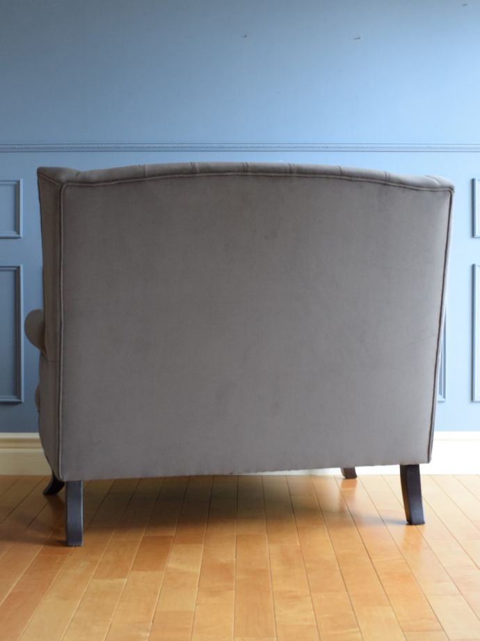 ソファの後ろ姿