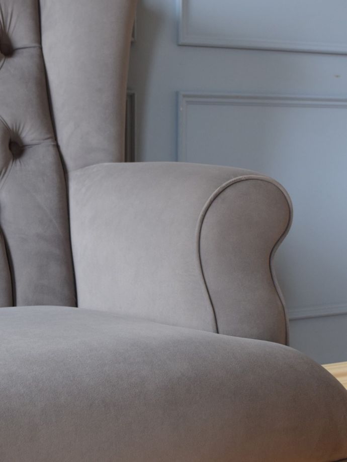 ソファのアーム部分