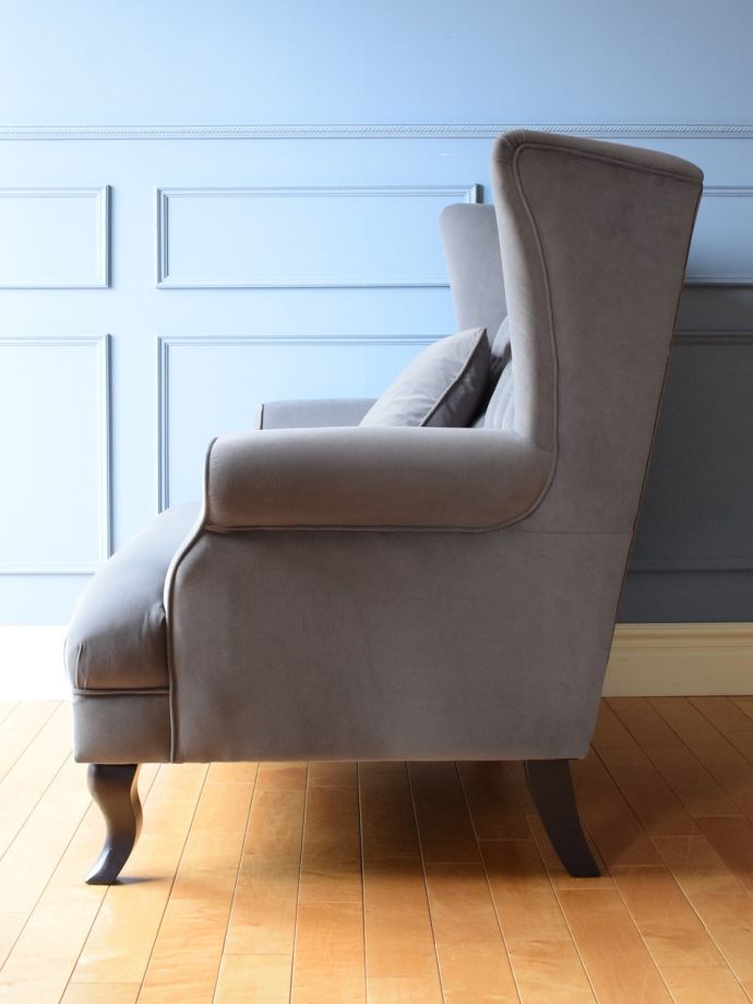 アンティーク風ソファの横